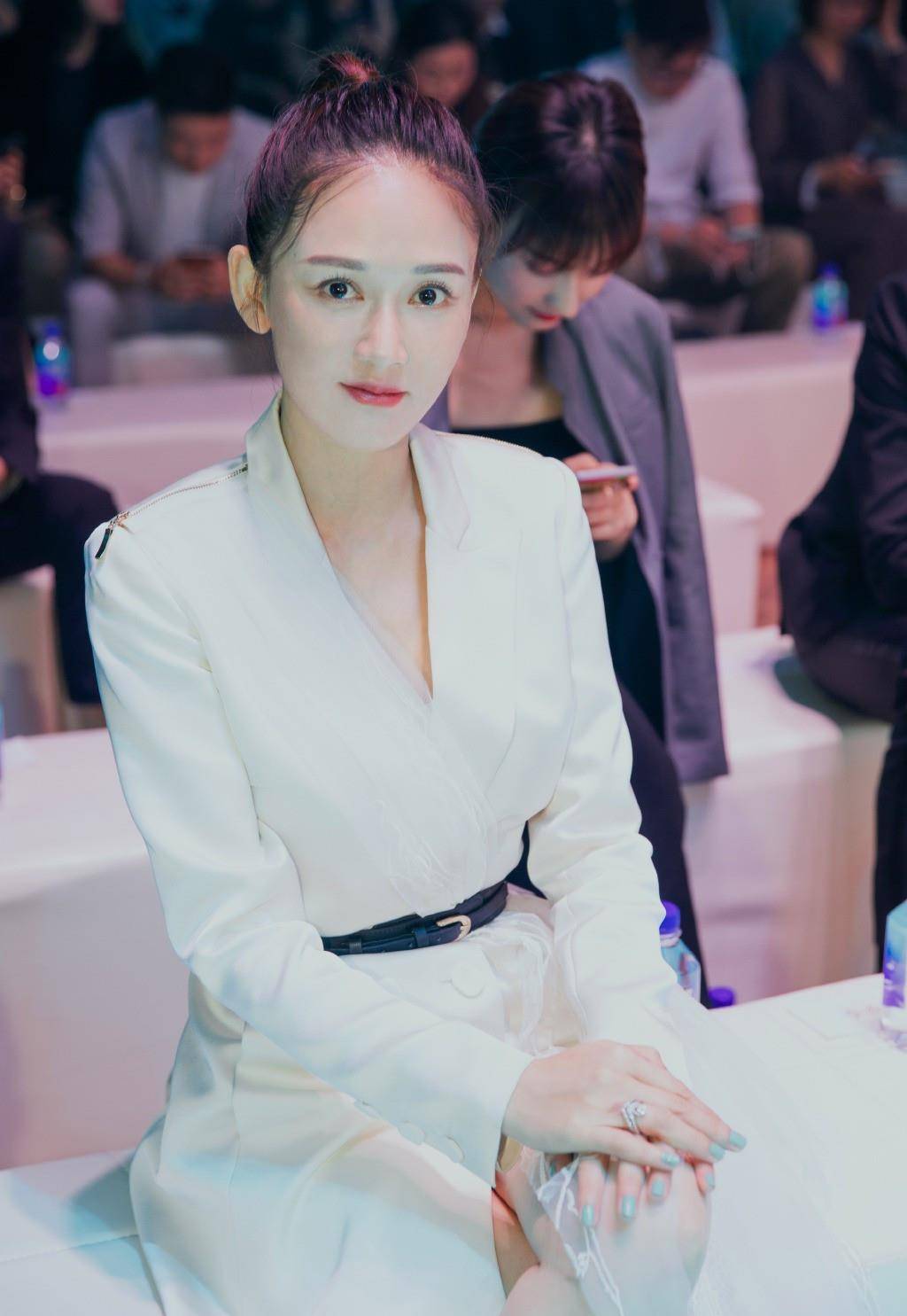 短裙|陈乔恩晒合照秀恩爱，打扮精致一点不像42岁，看着比小男友都嫩