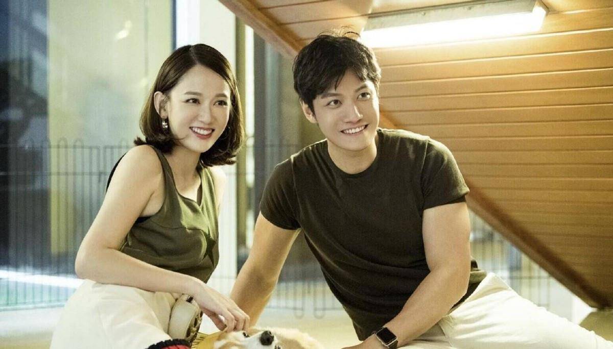 短裙|陈乔恩晒合照秀恩爱，打扮精致一点不像42岁，看着比小男友都嫩