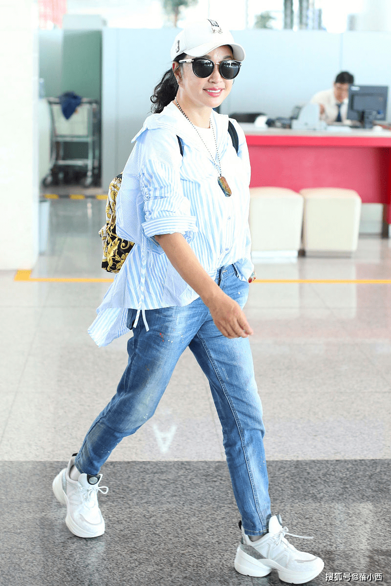条纹|刘晓庆再次“扮嫩”成功，穿T恤配牛仔裤走路机场，简直嫩回38岁