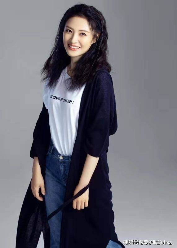 身材|周涛真是主持界的穿搭模板，白衬衫配黑裤超高级，53岁太显年轻