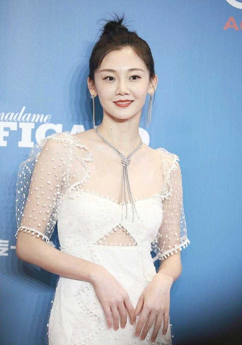 漂亮|苗苗越看越漂亮,一袭白色轻纱的裹身裙亮又纯又欲,郑恺眼光真好