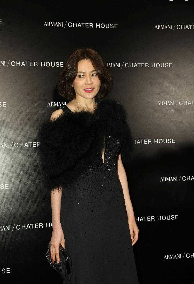 披肩|关之琳“阿姨圈顶流”，身穿一袭小黑裙配黑色皮草披肩，华贵时髦