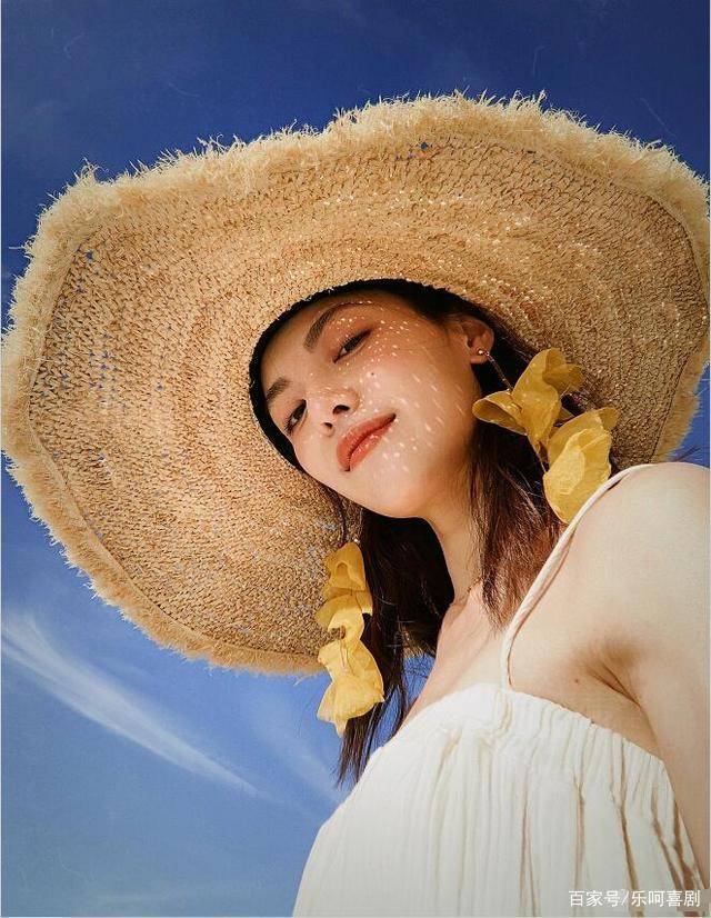 钟楚曦|钟楚曦晒沙滩美照，公主裙配草帽大秀美腿，身材火辣堪称仙女本人