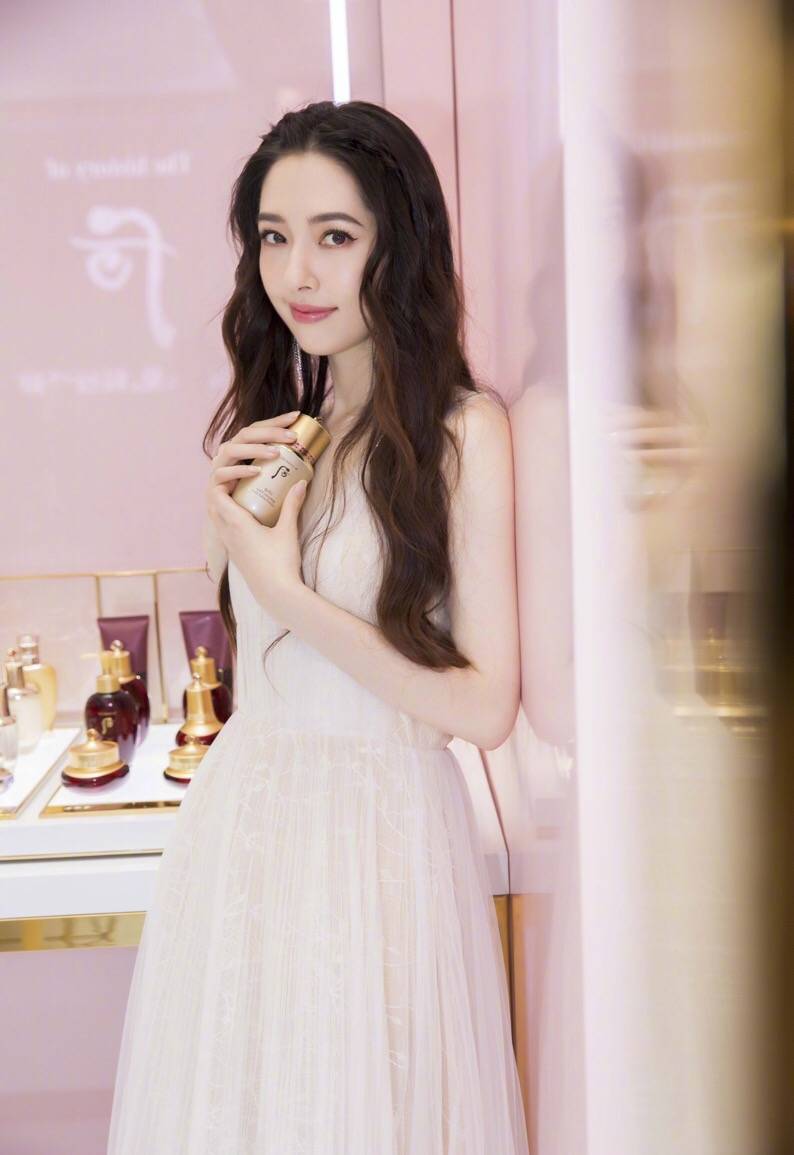 女神|郭碧婷订婚后美貌再升级，白裙配卷发尽显优雅！生图一样很能打！