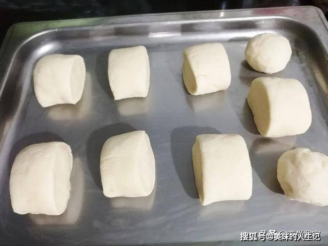 做法|早餐冷馒头换一种方式吃特别香,奶香烤馒头的做法