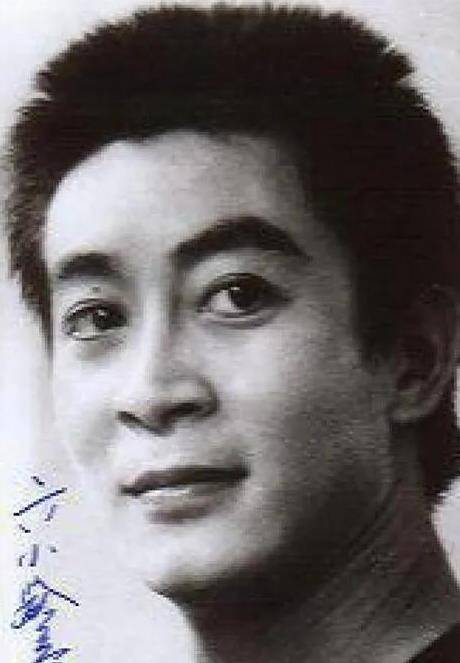 1976年,他考入浙江昆剧团艺校,跟随父亲的脚步,专门扮演武生,在昆剧