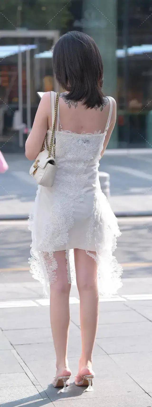 颜色|白色蕾丝连衣裙轻盈飘逸，自带几分仙气，让你成为街头焦点