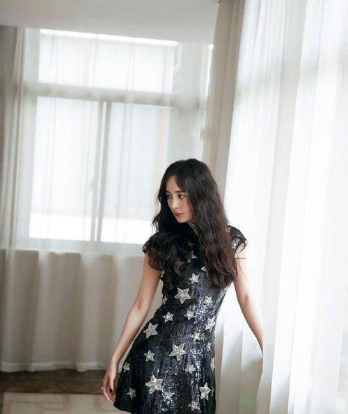 身材|34岁杨幂身穿旗袍短裙，单身后身材更精致，少女和辣妈的结合体