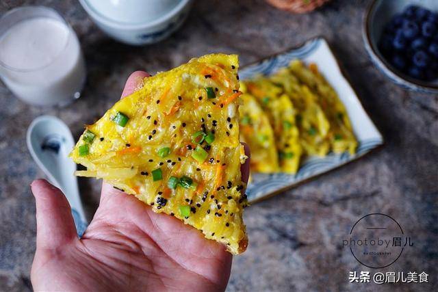 成丝|3个鸡蛋1个土豆，不加面粉不加水，手不沾面做早餐饼，孩子爱吃