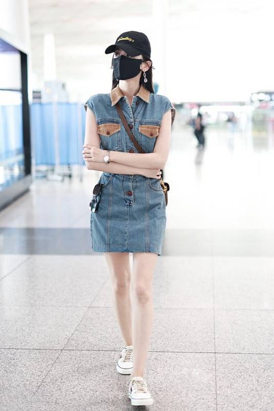 短裙|娜扎身材气质太优越,牛仔短裙穿出超模范,这腿围我酸了