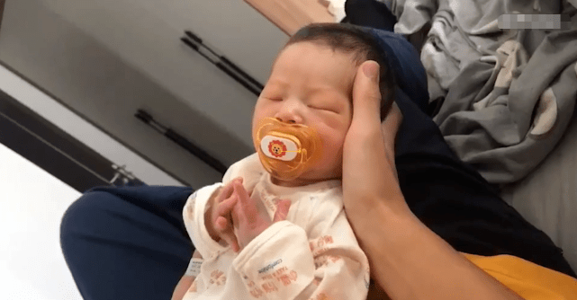 婴儿|这是谁的娃？大一新生放假回家后惊呆，39岁“高龄”老妈趁他不在生二胎