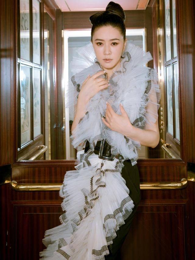 性感美|田海蓉美到了国外，穿一身“木耳裙”优雅高级，太给中国女星长脸