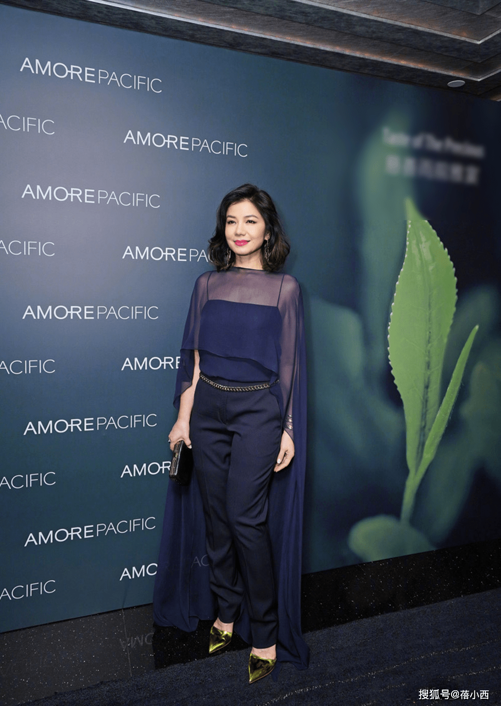 身材|钟楚红老了更惊艳!原装五官真耐抗,穿红色连衣裙配披肩气场开挂