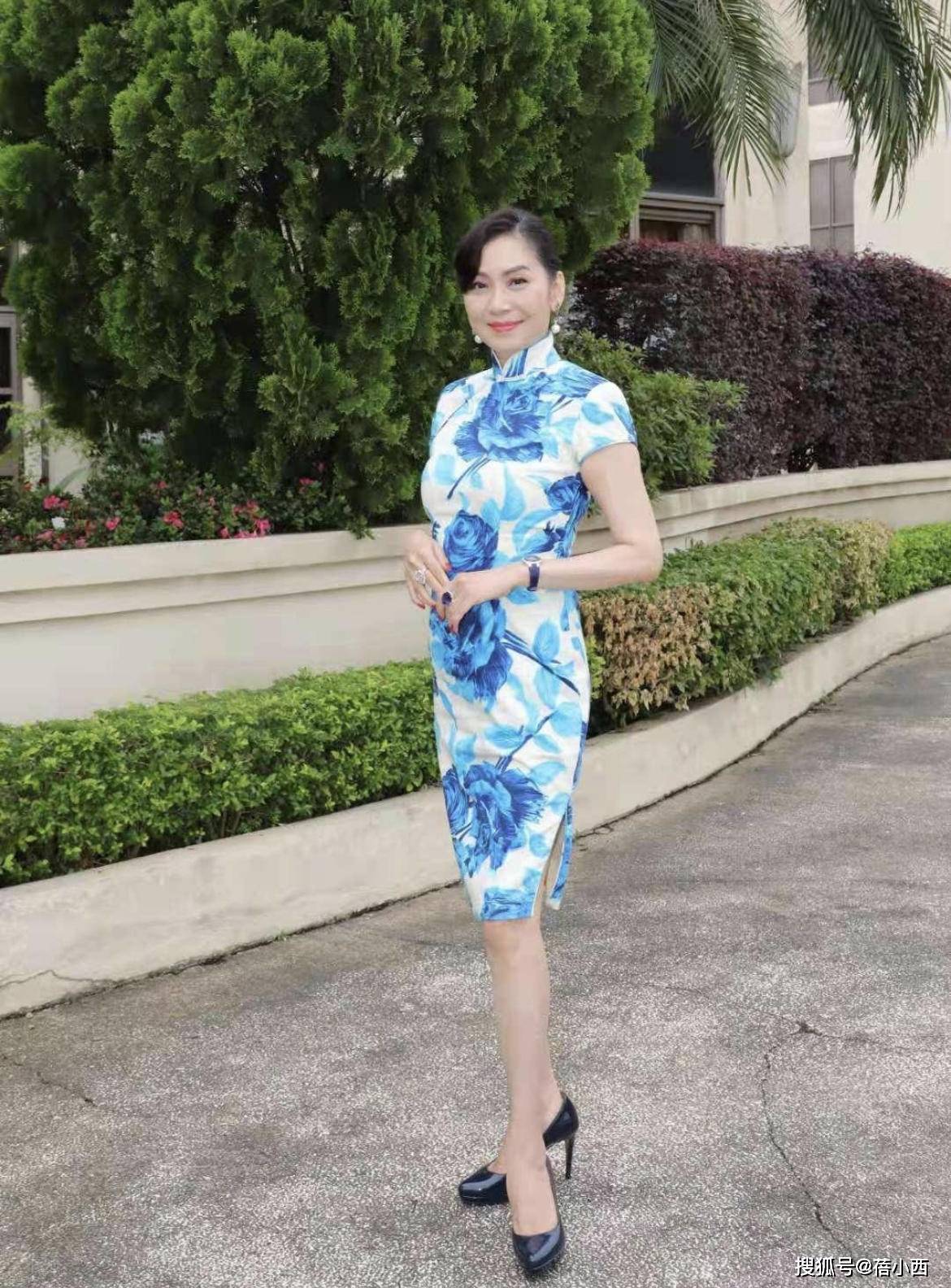 气质|邝美云的原装身材太惊艳，58岁还能穿修身蕾丝裙，越老越有女人味
