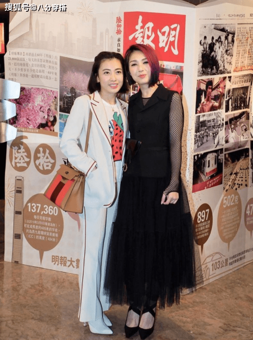 甘比|甘比终于穿对了，白色印花连衣裙清新自然，穿搭简约却很有贵妇范