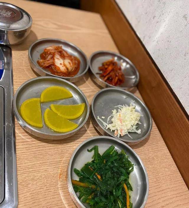 韩国游安排的团体餐和自助餐，自由行点餐和首尔明洞步行街头小吃
