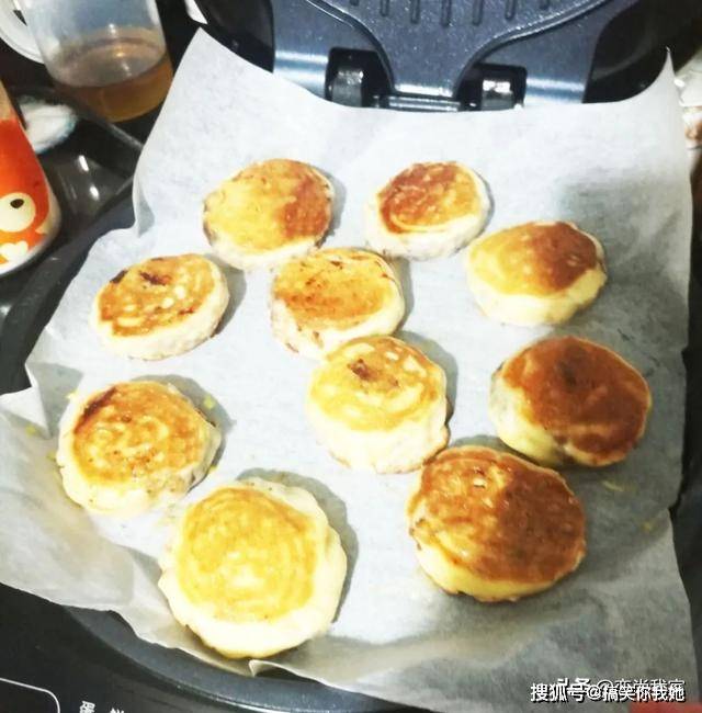 豆沙|做月饼不用烤箱，这个豆沙蛋黄馅月饼虽然外观不好，但口感真的好