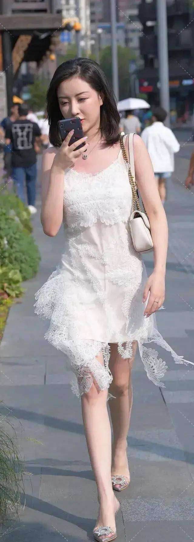 颜色|白色蕾丝连衣裙轻盈飘逸，自带几分仙气，让你成为街头焦点