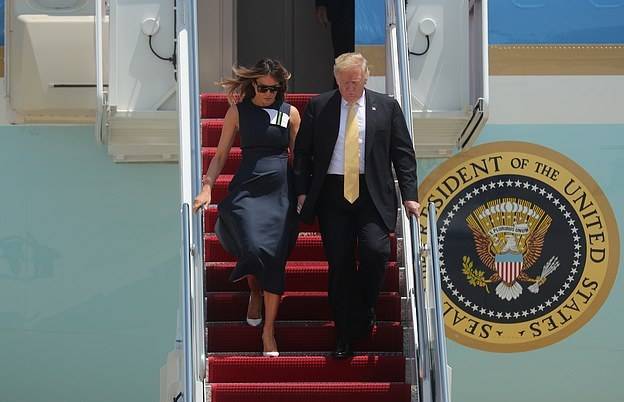 显得|梅拉尼娅访日本4天6套衣服花费13万!穿小蓝裙返回白宫气场十足