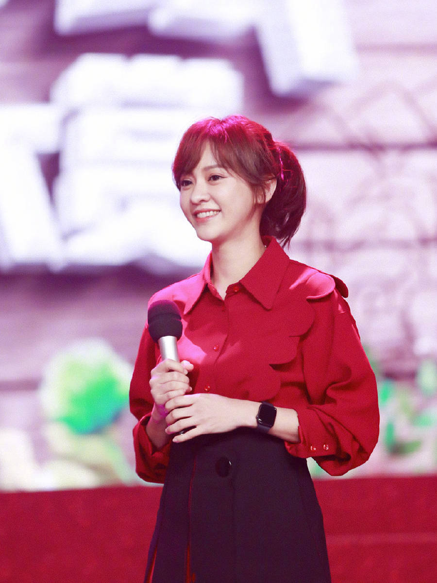 李湘|辣妈团同穿红裙，43岁李湘涂大红唇，微胖身材美得出众！