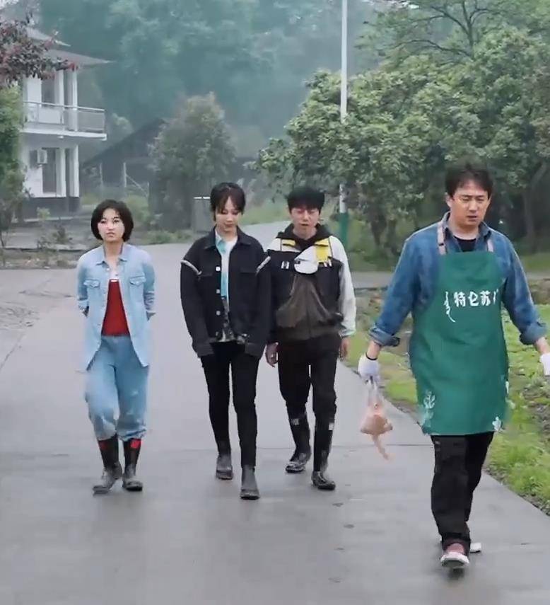 身材|杨紫瘦身成功又美了，穿牛仔外套做客“蘑菇屋”亭亭玉立，腿真长