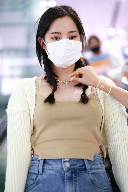 黑色|娜比真是“妹系”女星 麻花辫可爱感满满