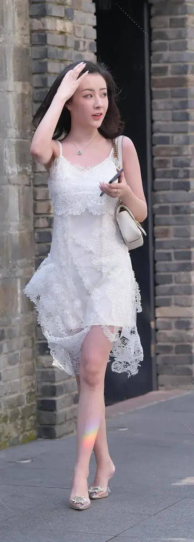 颜色|白色蕾丝连衣裙轻盈飘逸，自带几分仙气，让你成为街头焦点