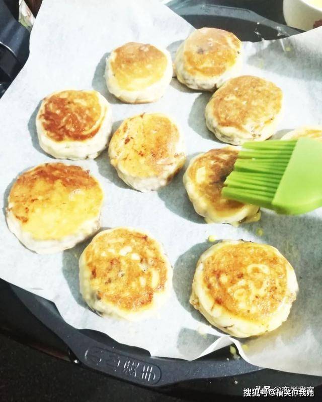 豆沙|做月饼不用烤箱，这个豆沙蛋黄馅月饼虽然外观不好，但口感真的好