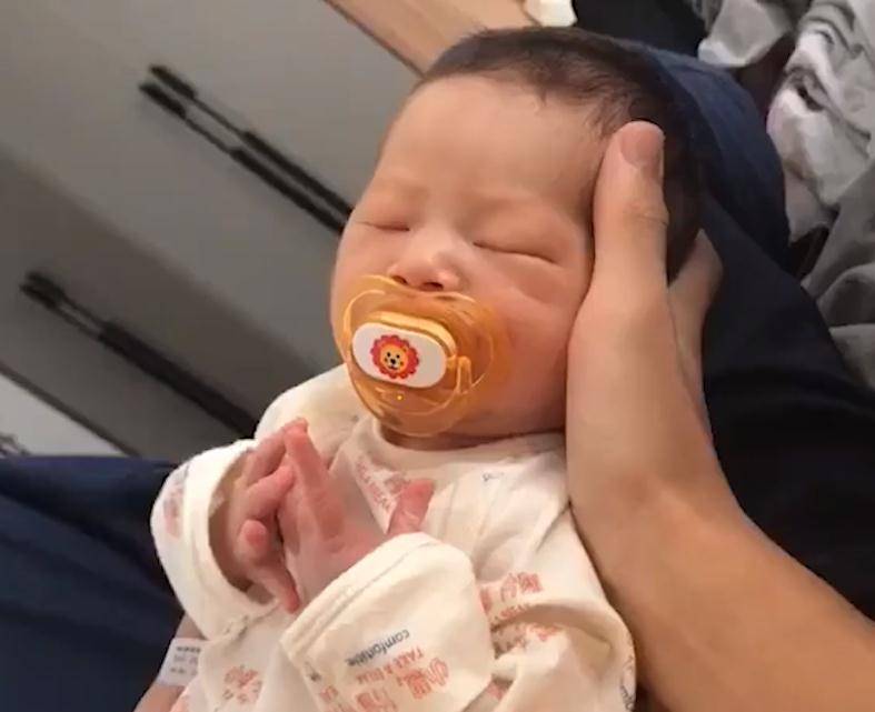 婴儿|河南一男生放假回家后直接愣住，爸妈趁他不在家，偷偷生了个二胎