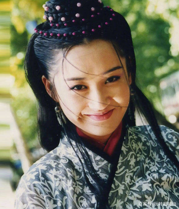 骨子里|许晴穿薄纱黑裙美得太高调,骨子里透出来的少女感,哪像50岁?