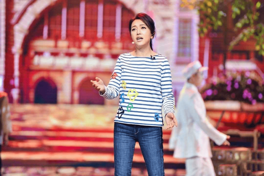 江珊|年纪大的女人轻易别扮嫩，江珊穿着背带裤的样子，一般人驾驭不了
