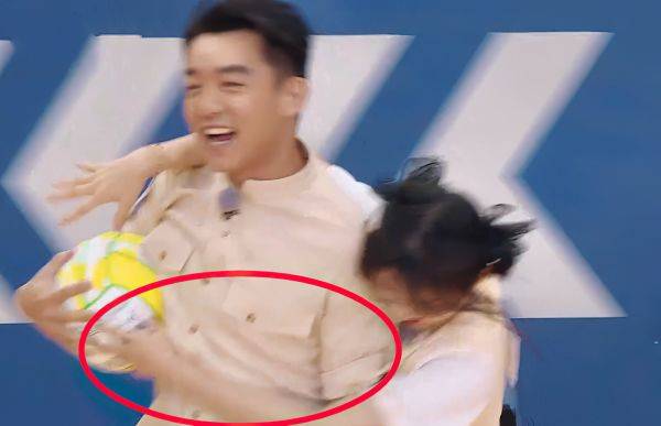 黄旭熙|为了抢到球,宋雨琦从背后抱住郑恺,黄旭熙反应暴露两人私下关系