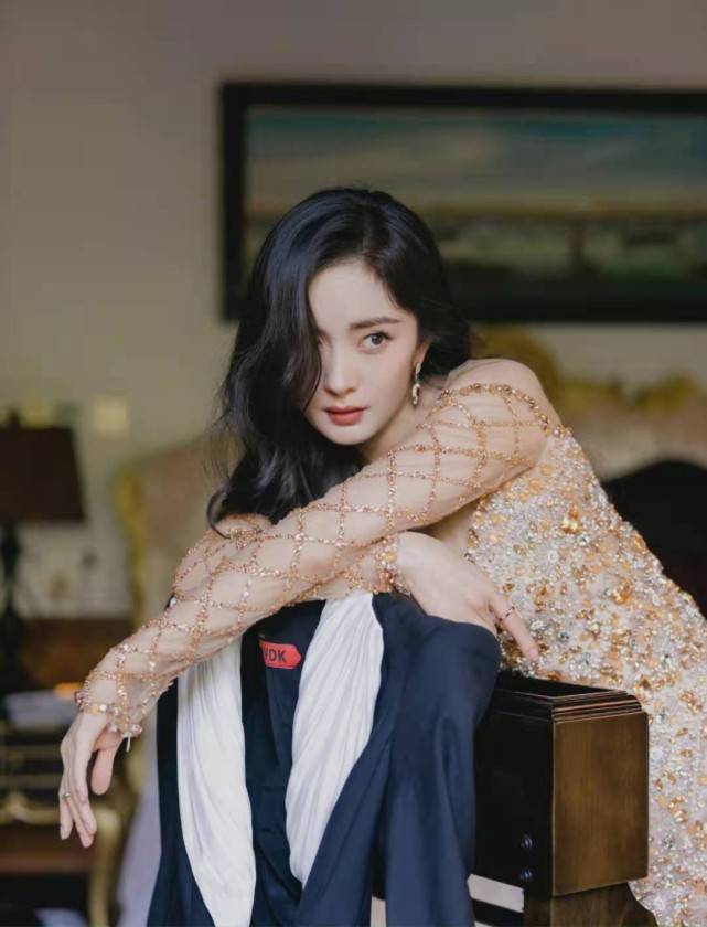 短裙|杨幂官宣单身后魅力无处安放!穿碎钻短裙闪耀全场,成红毯大赢家