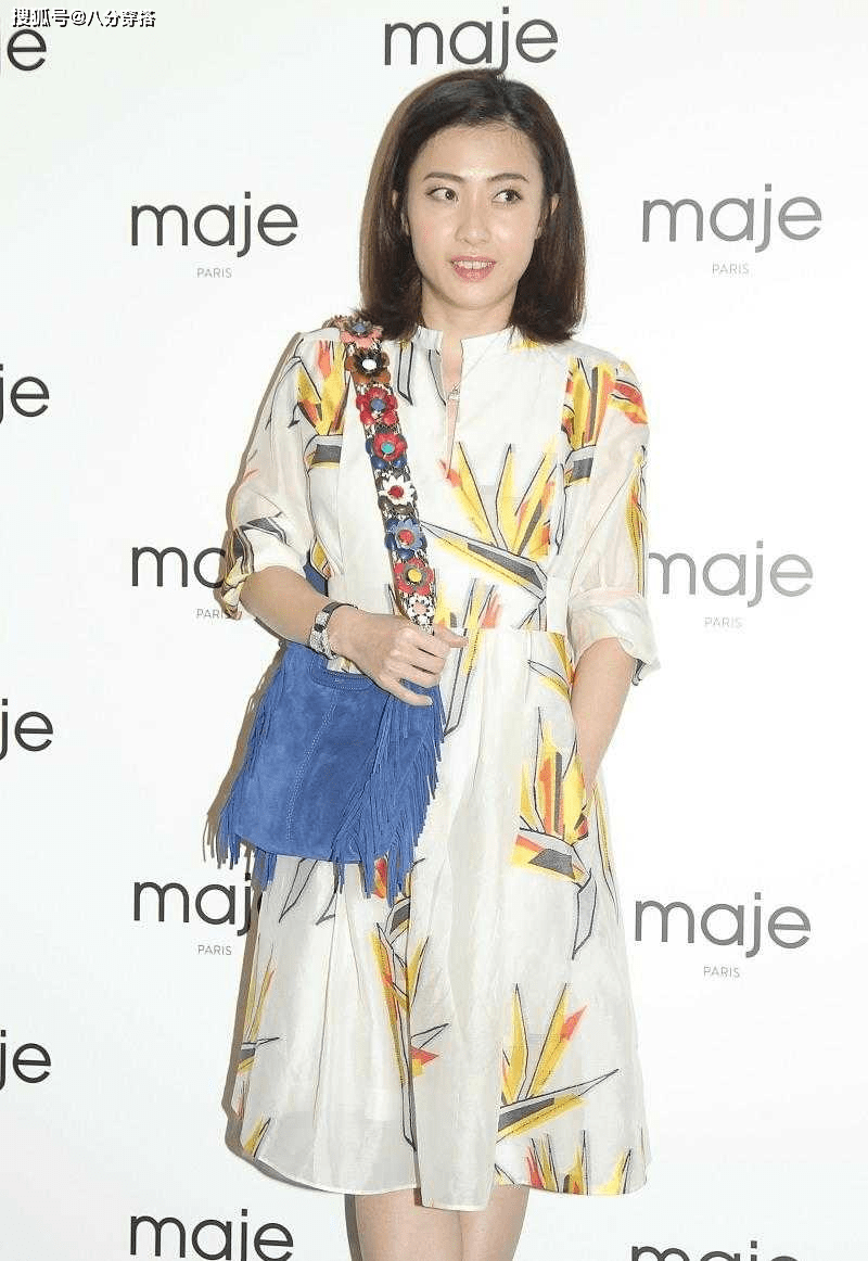 甘比|甘比终于穿对了，白色印花连衣裙清新自然，穿搭简约却很有贵妇范