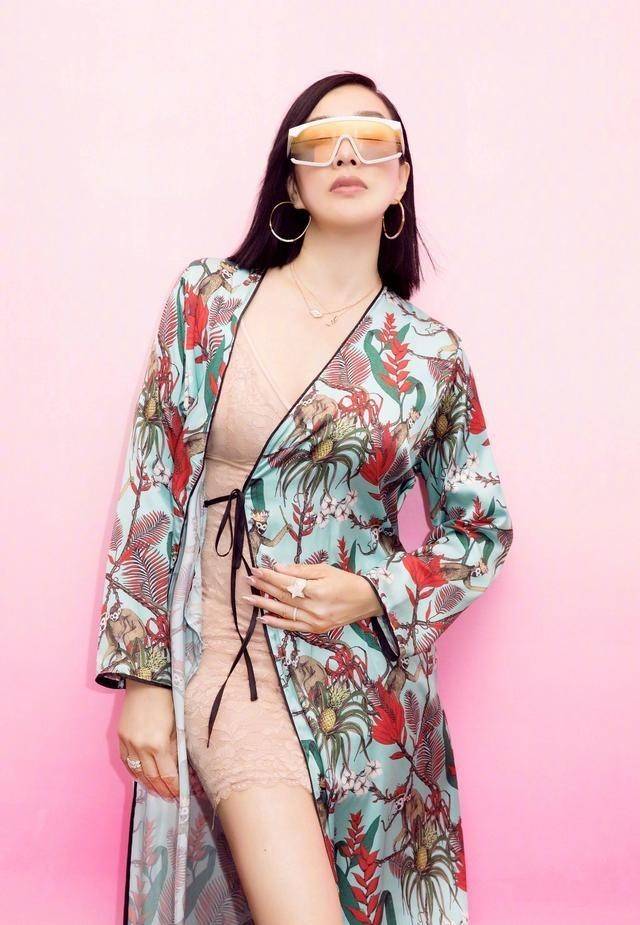 睡袍|钟丽缇机场造型收敛不少！身材丰满穿超短裤，硬穿白丝袜却有点土