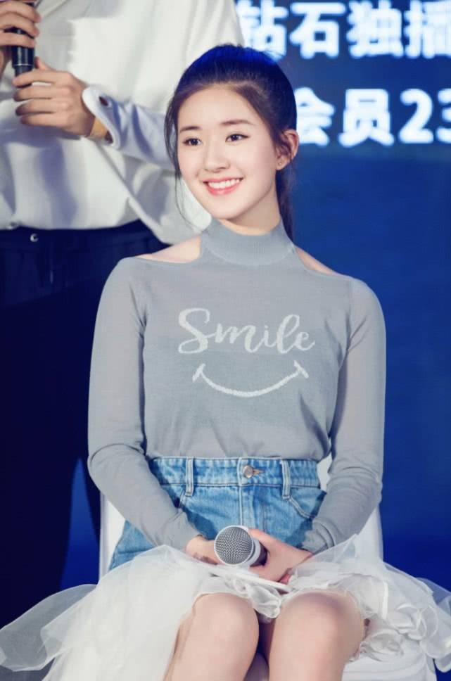 仙女|赵露思穿2条裙出席活动,解锁“仙女坐”,这腿让全网慕了!