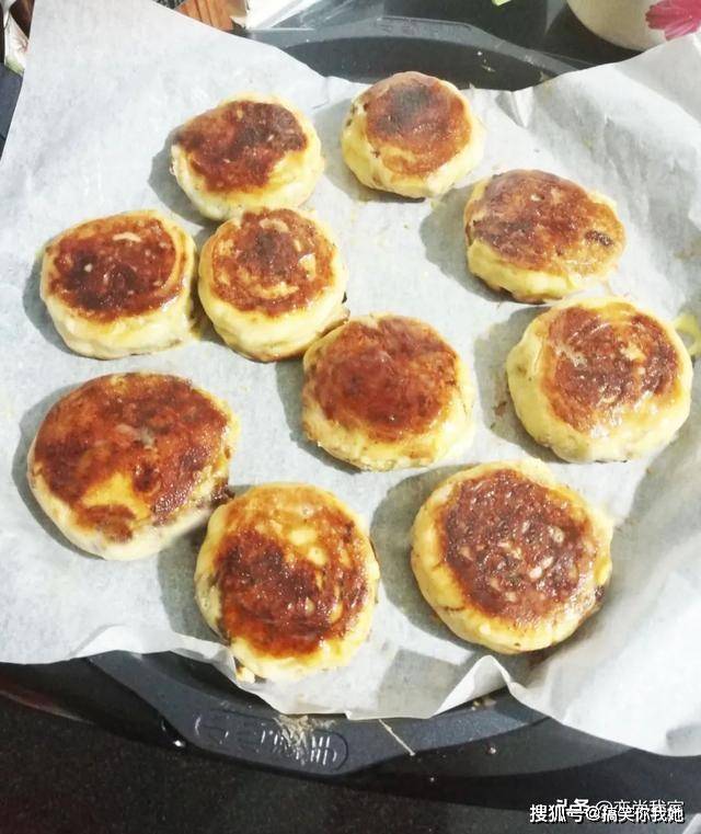 豆沙|做月饼不用烤箱，这个豆沙蛋黄馅月饼虽然外观不好，但口感真的好