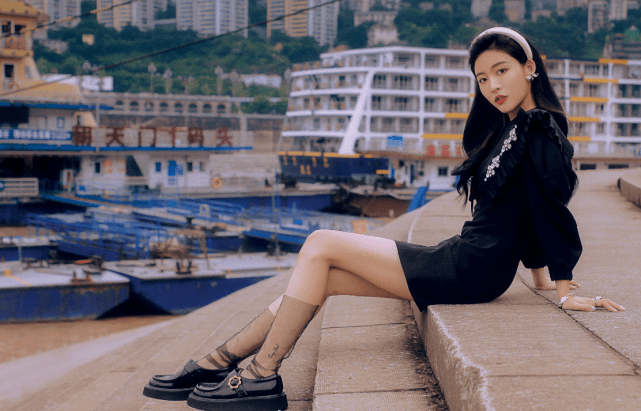 年代|孙芮侧颜好绝美，似小时候挂历写真，复古港风也能艳丽成熟小妩媚