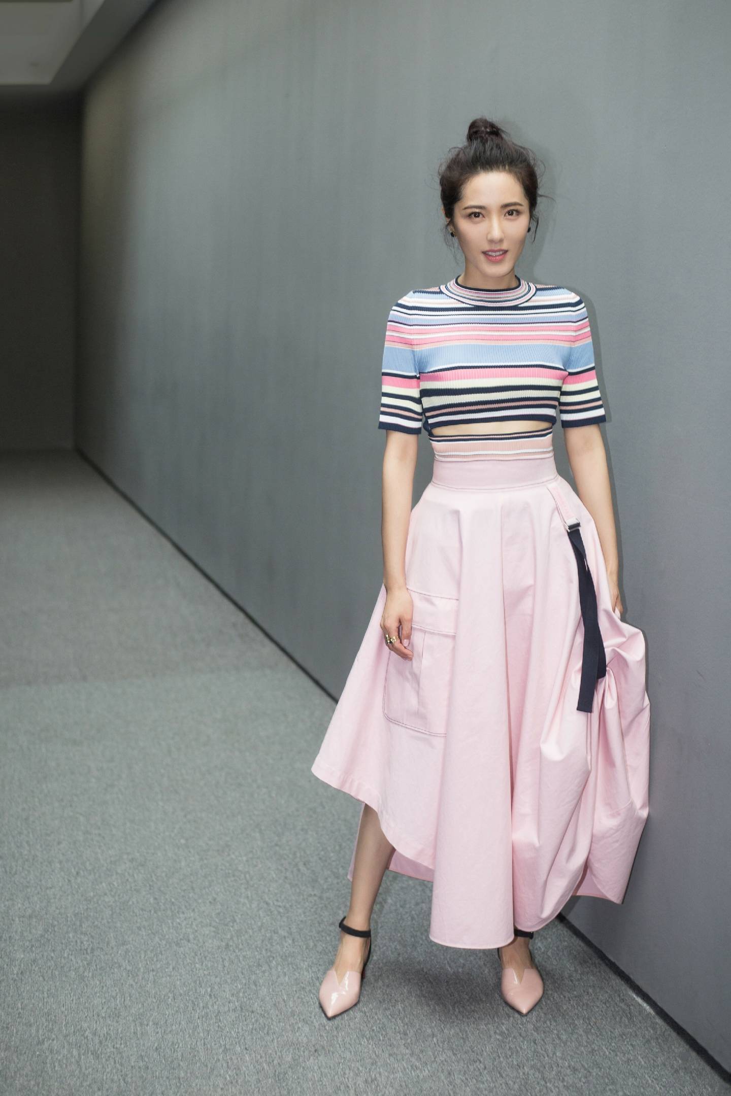 身材|“最美女二号”曾黎，条纹衫搭花苞裙美得自信优雅，看不出42岁