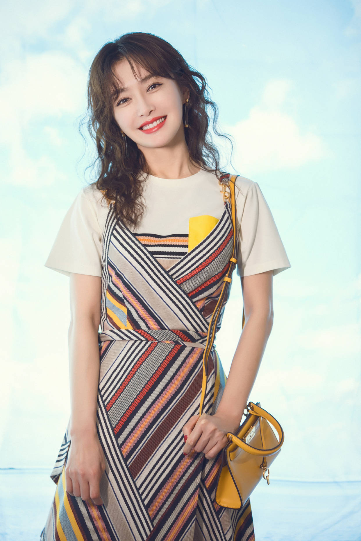 条纹|不愧是“白月光”，41岁秦岚少女碎花裙甜美俏皮，美回校园初恋