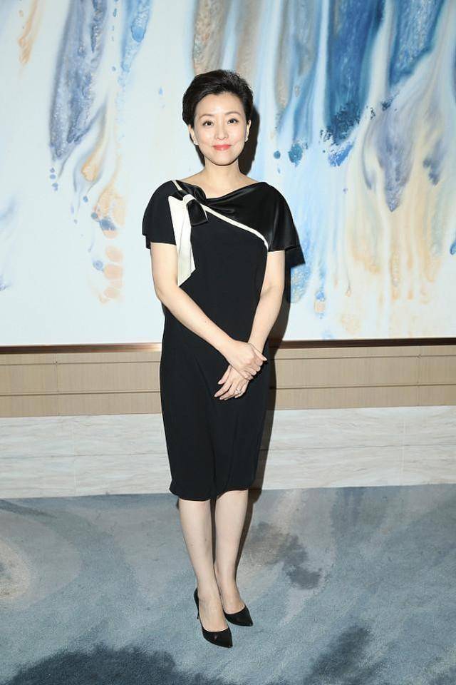 高定|杨澜穿衣优雅又阔气，一身普通小黑裙，她穿也能有种高定感