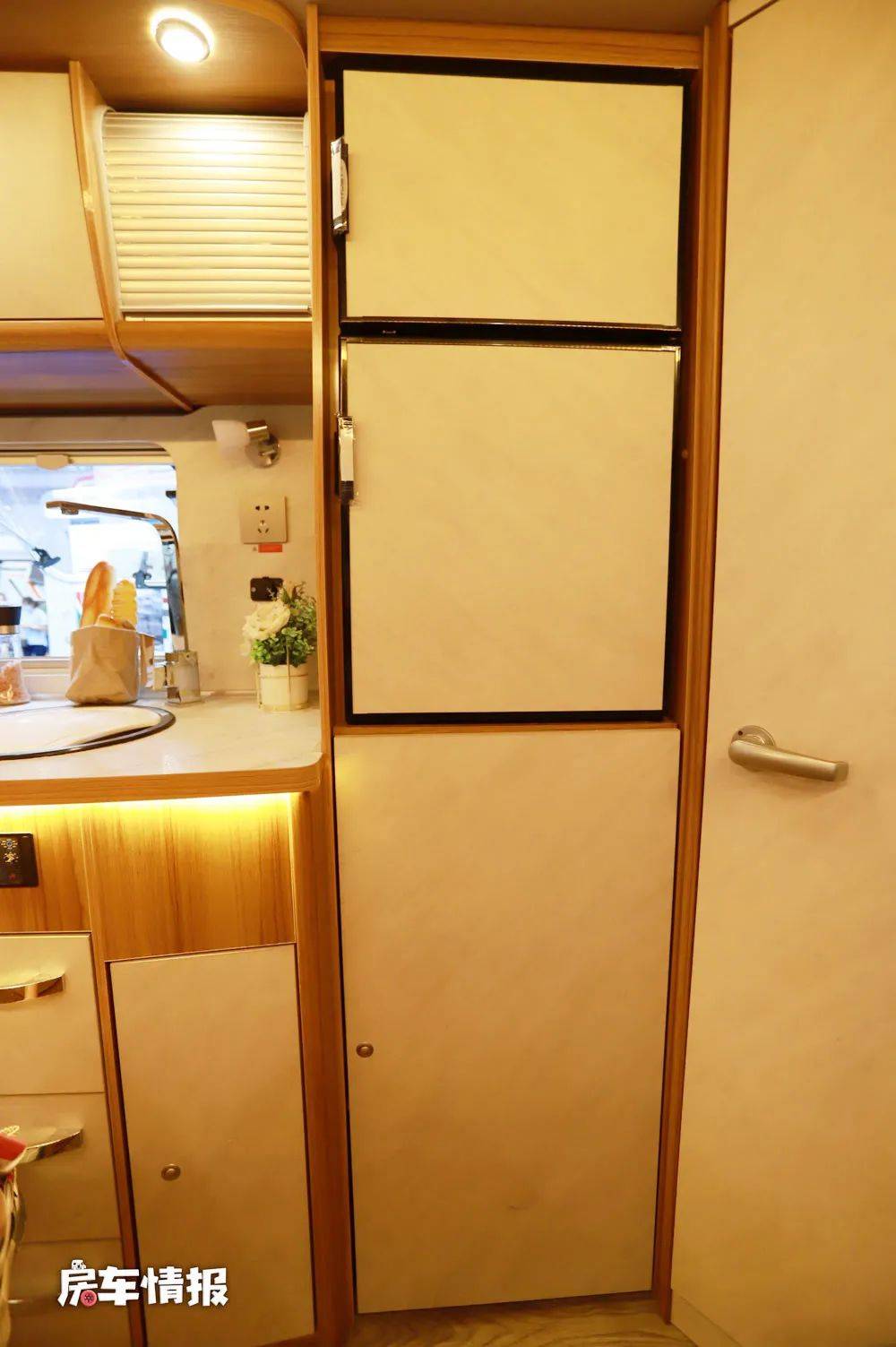 高度不到2 5米的福特房车 一层洗澡做饭睡觉 二层是孩子的乐园 乐惠车