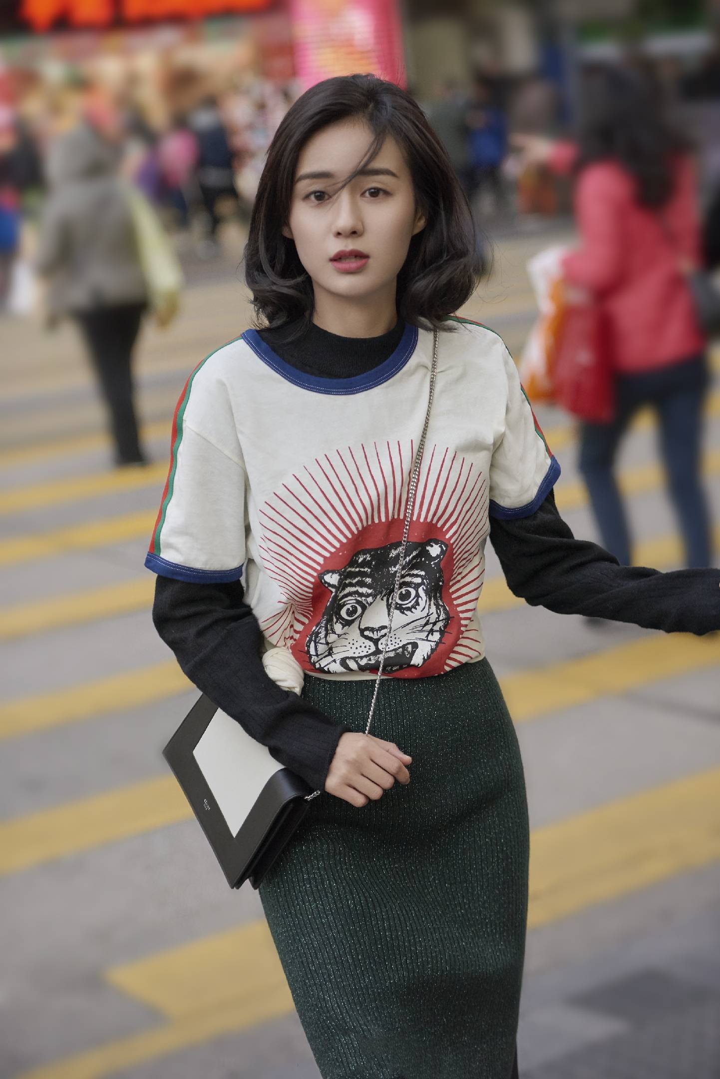 郑合|可爱“女总裁”郑合惠子，时尚一字肩出席活动，酷甜精灵让人心动
