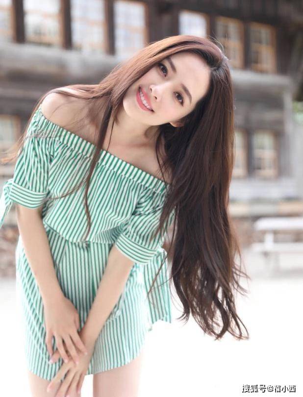 出圈|郭碧婷难怪能嫁入豪门,穿一字肩条纹裙凹造型,就轻松美出圈了