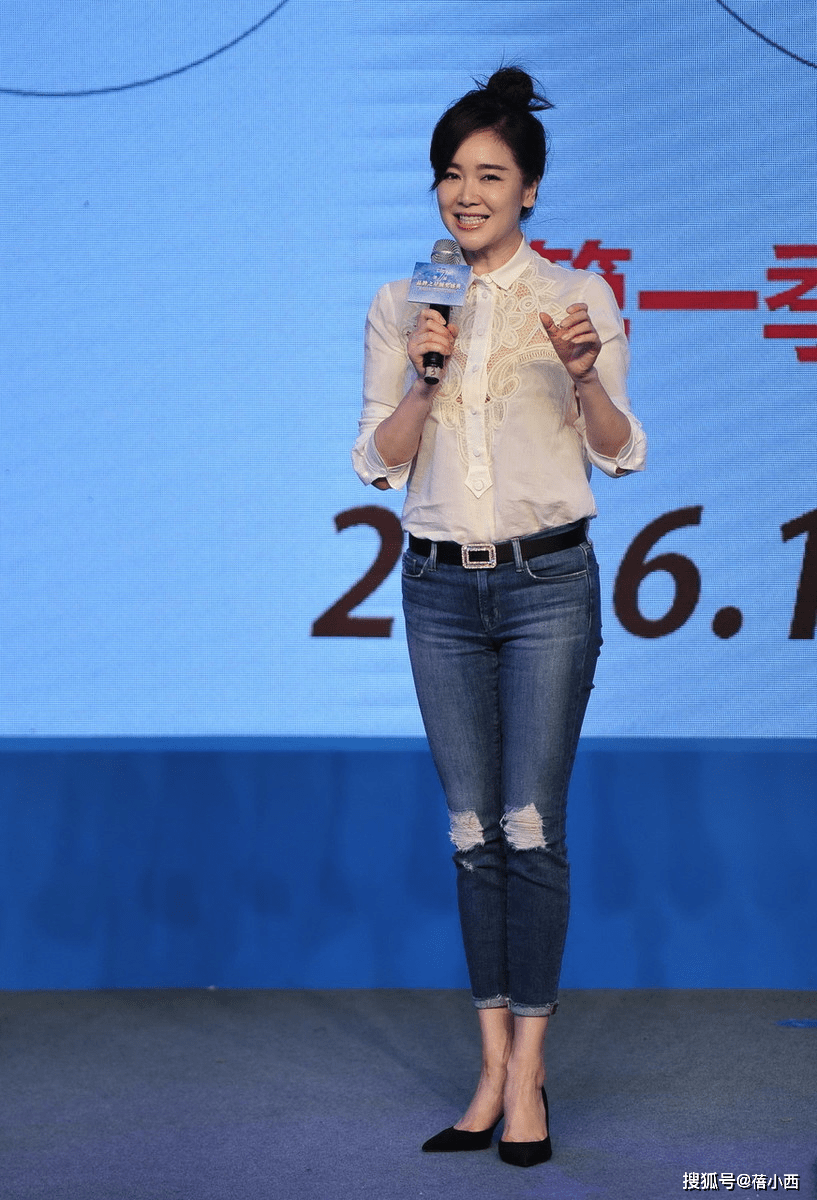 身材|又被“左小青”美到了，穿红色西装配短裤，小细腰大长腿很吸睛