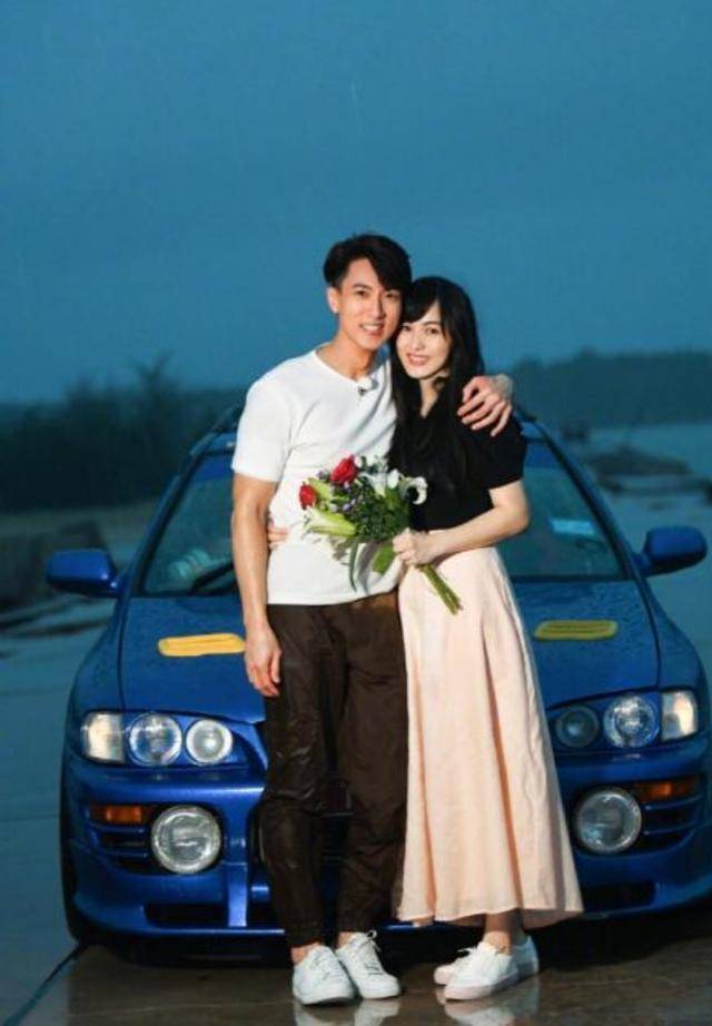 真会|吴尊老婆真会穿搭,白色T恤搭配粉色半身裙,减龄又时尚