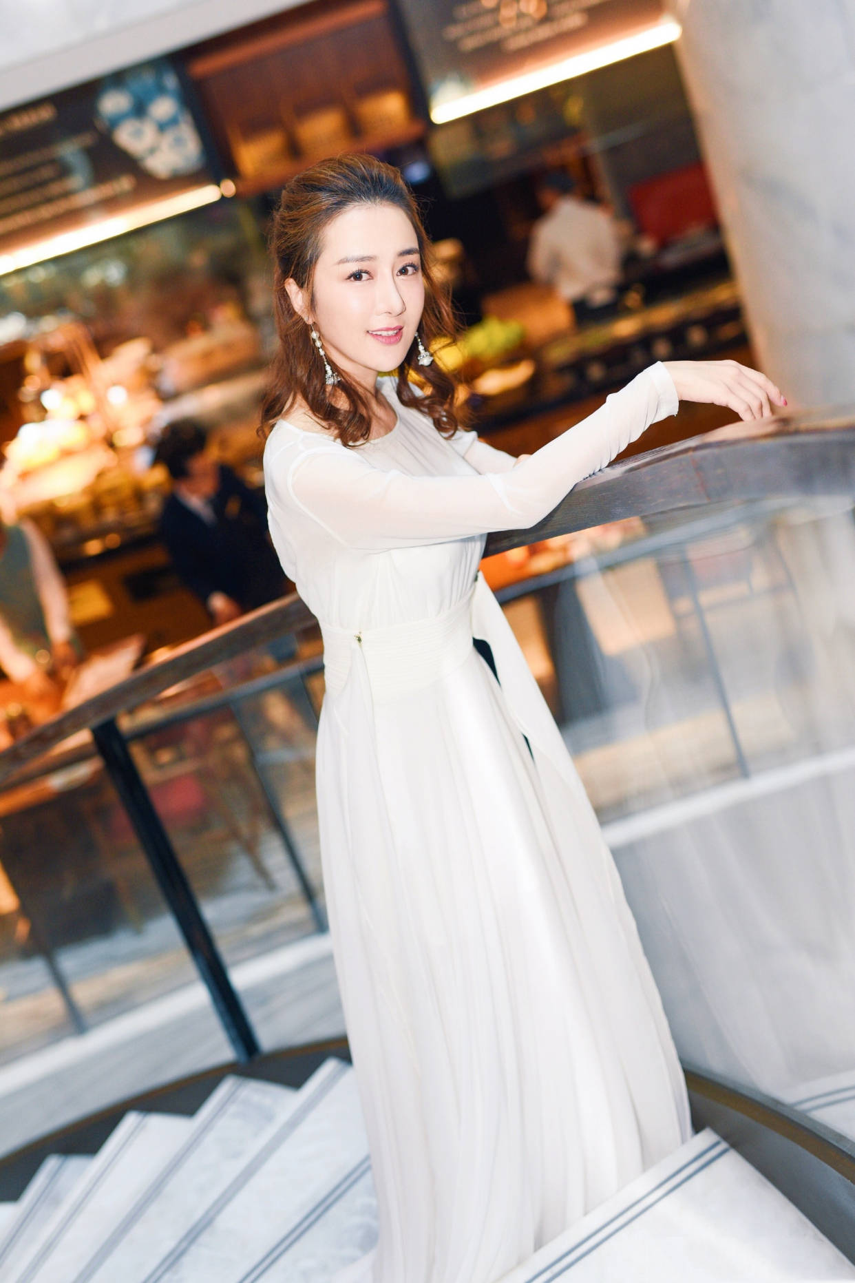 黑色|“坏女人专业户”李依晓,红黑色印花旗袍亮相,现实比剧中美太多