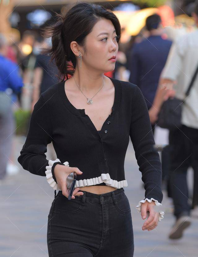 范的|黑色简约短袖搭配黑色打底裤,时尚又显瘦,休闲范的经典搭配