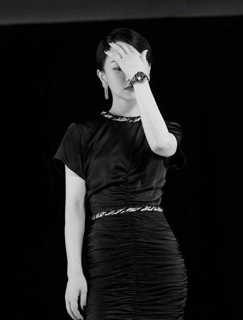 黑色|周迅很适合香奈儿！这条奶蓝色修身裤，一般人hold不住吧？