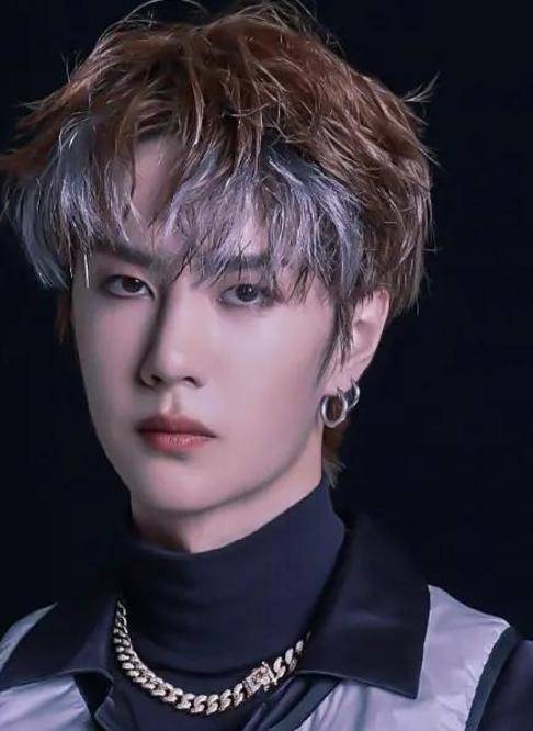 网友|张哲瀚和王一博撞衫《梦幻西游》定制造型,网友:真是谁丑谁尴尬